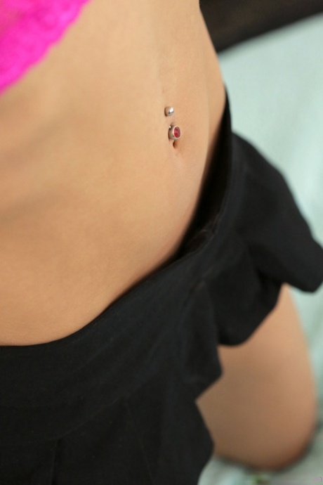 Skinny model Gia Vendetti gets on her knees to have petite femininity creamed