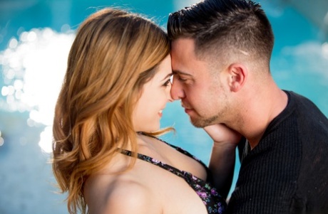 Guy dates entrancing girl Leah Gotti who likes to pose natural for him