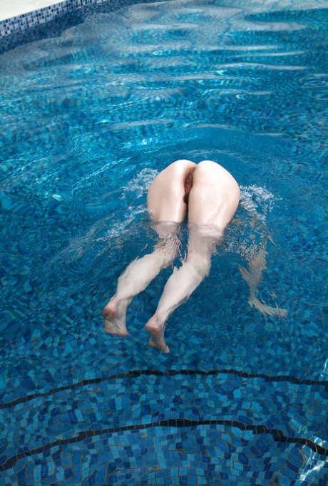 Natural mature prostitute Maria spreads her femininity over the pool