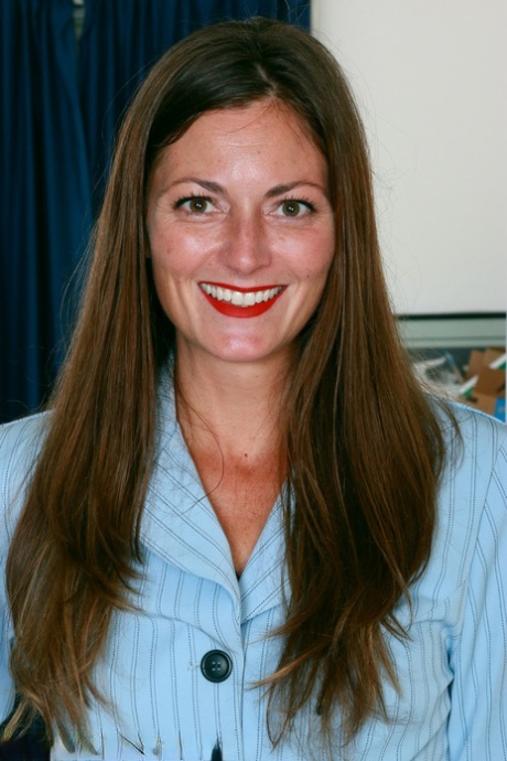 30 plus female Veronica Johnson puts her full bush on display once she's natural