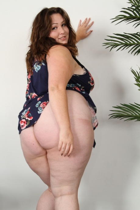 Curly-haired BBW Aleah Paris shows off her fat natural body in high heels