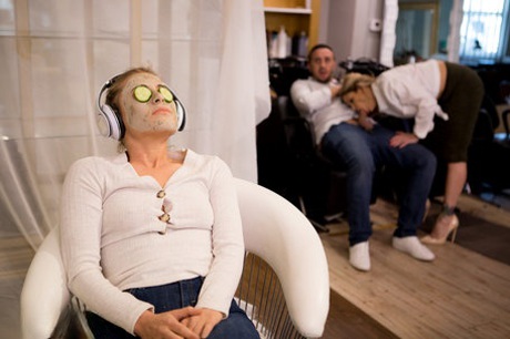 Blonde hairdresser Tyler Faith puts a facial on a lady before intimacy with her man