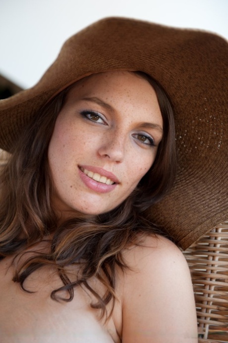 Brunette European Pavla A stretches wide open revealing natural femininity