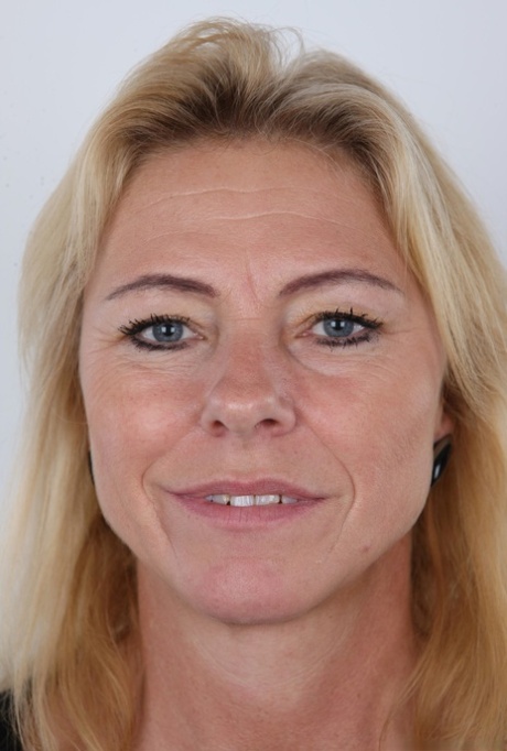 Natural mature Zdenka poses artistic for an authentic adult content lineup