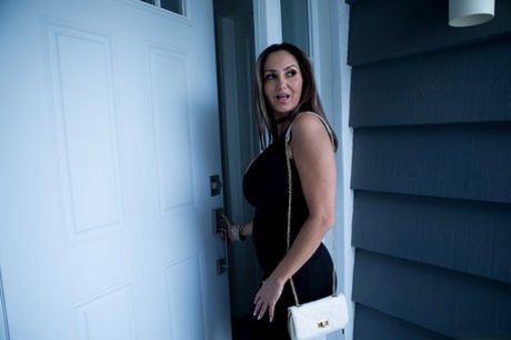 Provocative MATURE WOMAN Ava Addams gets banged and enjoys climax after a titjob