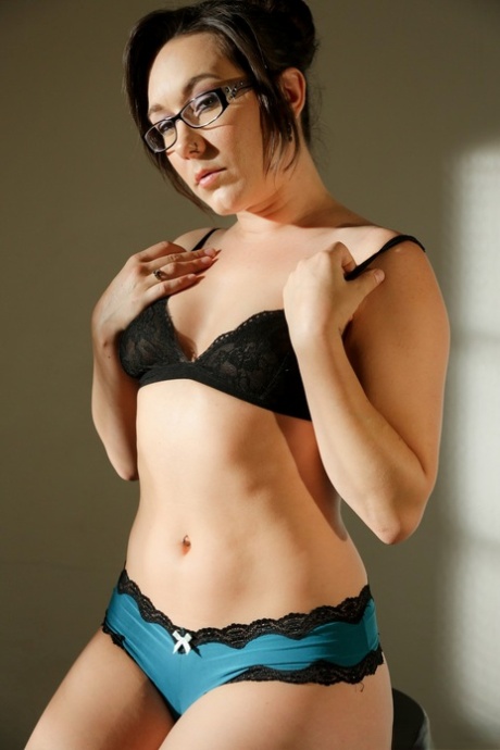 Solo model Sinn Sage leaves her glasses on while stripping natural