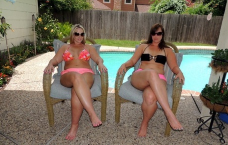 White lesbians Dee Siren & Virgo Peridot go curves 2 curves before fingering pussies