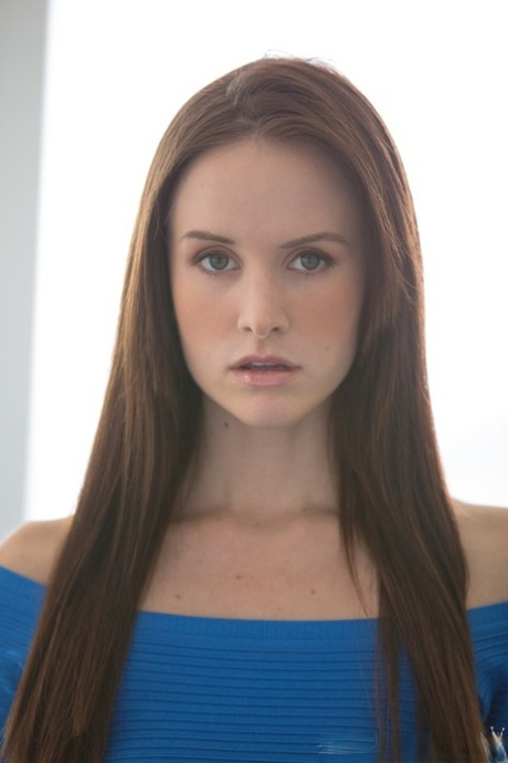 Dainty brunette babe getting artistic and exposing her graceful curves