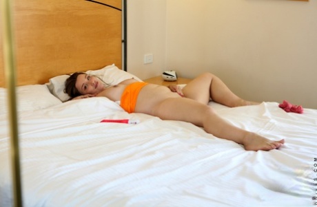 Plump authentic Amber Leigh slips off her underwear before masturbating