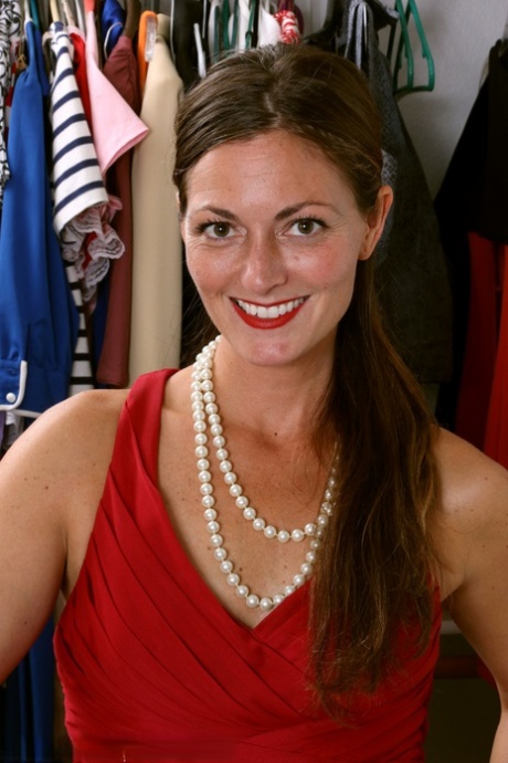 30 plus lady Veronica Johnson shows her full bush after undressing in closet