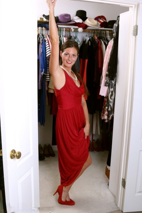 30 plus lady Veronica Johnson shows her full bush after undressing in closet