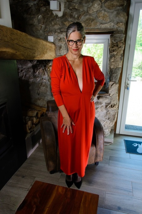 Big-breasted granny Busty Tina toys her horny hairy femininity up close