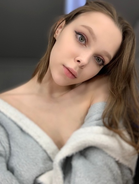 Pretty OnlyFans model Little Kitty flaunts her holes & breasts in a solo