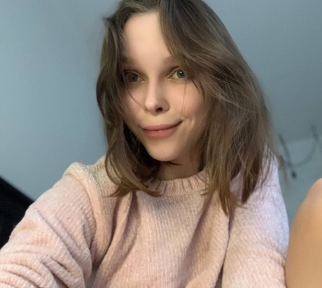 Pretty OnlyFans model Little Kitty flaunts her holes & breasts in a solo