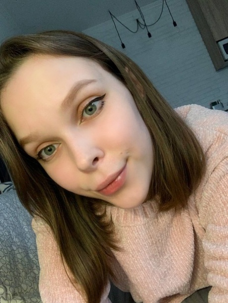 Pretty OnlyFans model Little Kitty flaunts her holes & breasts in a solo