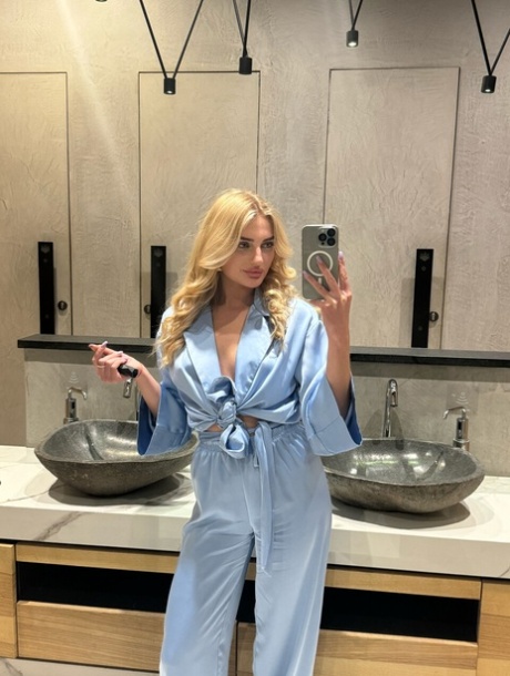 OnlyFans Anni Ya performed by Anni Ya Natural Images