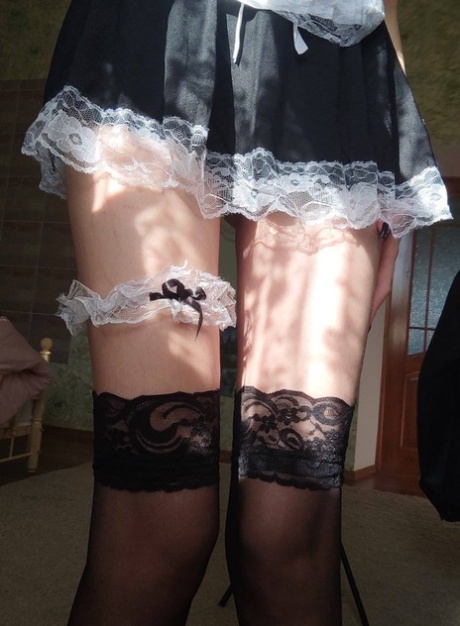 Sweet young adult with an curves to die for Lia Richi VIP extends her tongue in the artistic