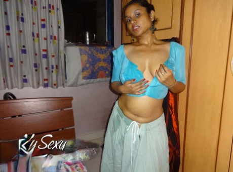 Indian solo girl Lily Singh exposes her natural breasts in a skirt