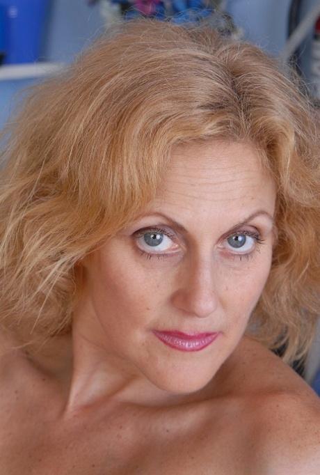 Stocking clad granny Dana sporting a sweet camel toe in kitchen