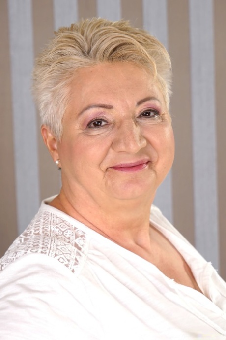 Thick granny Astrid revealing her big juicy breasts and round booty