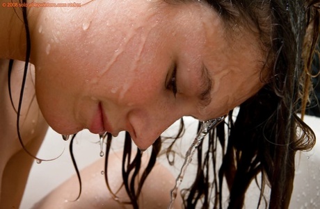 Authentic girl Violeta gets natural in bathtub and soaps up nice breasts