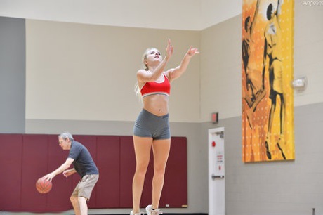 Glamour babe Angelina teasing with her super fit body at the gym
