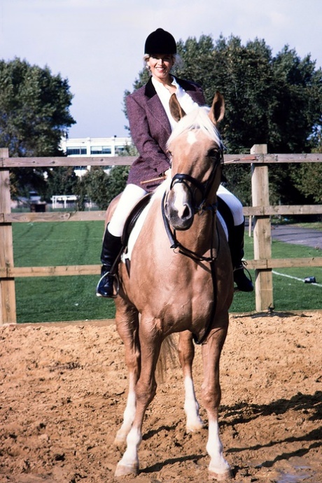 Famous pornstar Busty Dusty pours water over her mega breasts in the stables