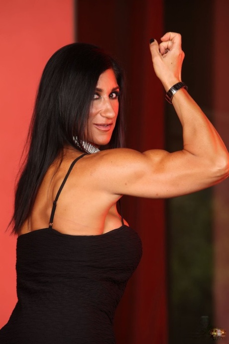 Female bodybuilder Elisa Ann displays her muscles and big femininity lips