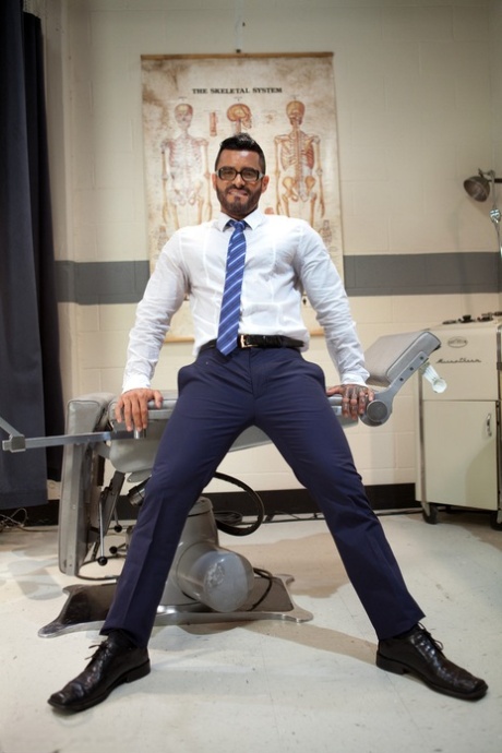 Latina girlfriend Isis Love makes her cuckold watch her blowing off a doctor