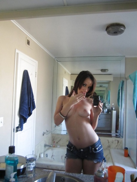 Ex-girlfriend and sometimes pornstar Jada Stevens undressing for artistic selfies