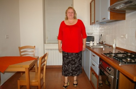 Homemade photos of fat mature woman Zusa fucked on sofa before taking a shower