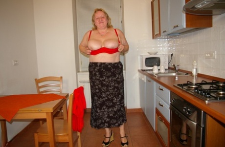 Homemade photos of fat mature woman Zusa fucked on sofa before taking a shower