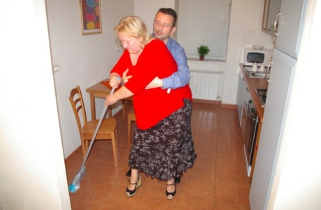 Homemade photos of fat mature woman Zusa fucked on sofa before taking a shower