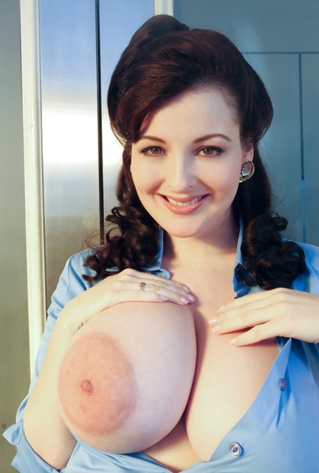 Big-tit babe Lorna Morgan undressing and showing off her body