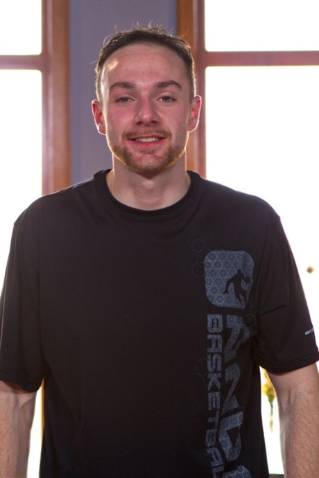 Dominatrix Bella Rossi shows her male sub the curves he's going to eat out