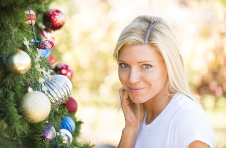 Seductive blonde lassie uses a water hose to pleasure her femininity