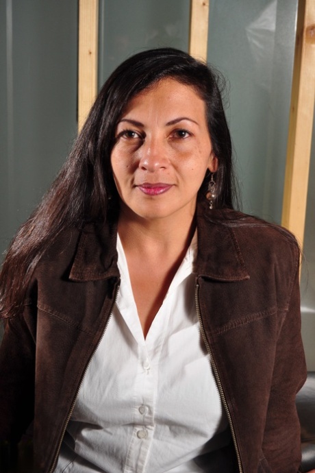 Mature woman in stockings Ligia gives a welcoming closeup of her pink femininity