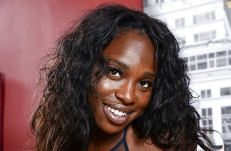 Big curves ebony authentic Black Dahlia presenting her fat curves and femininity