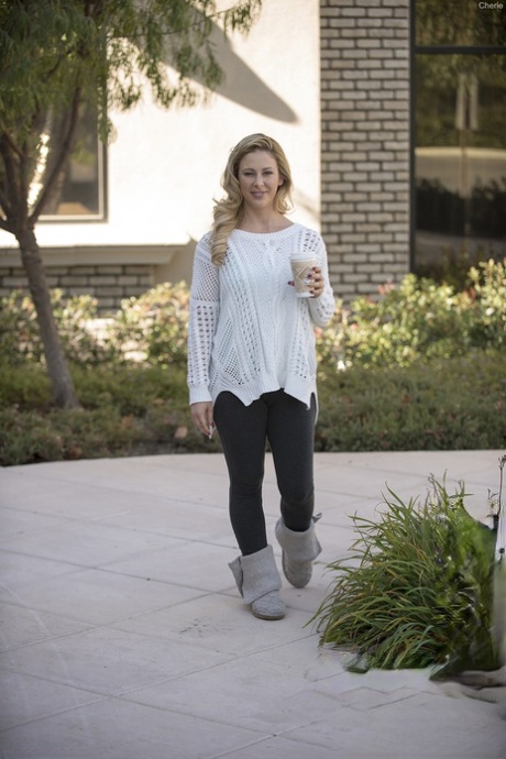 Attractive MATURE WOMAN with great body shapes Cherie takes off tight leggings and nudes breasts