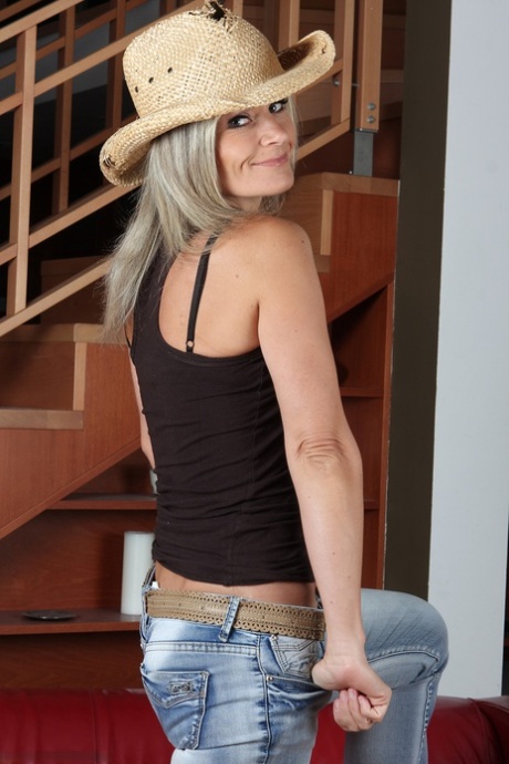 Mature cowgirl Carley stripping natural and spreading her trimmed snatch