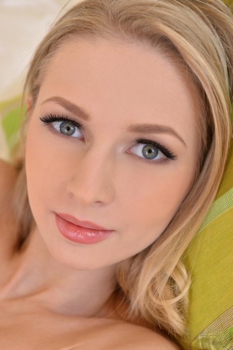 Pretty young adult Ms White-Kitten plays with her inviting shaved femininity in the mirror