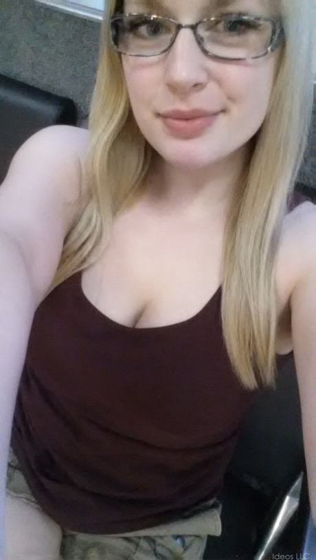 Authentic model Danielle Ftv takes non artistic selfies in a variety of outfits