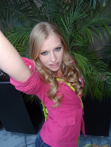 Cheating blonde girlfriend takes off her clothes for artistic selfies