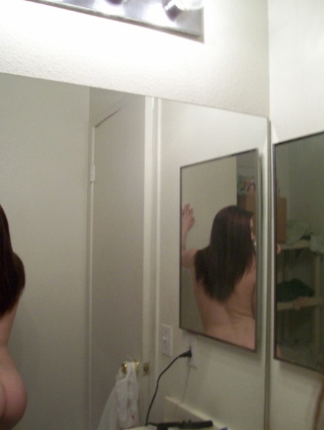 Alluring authentic shows off her big breasts and her lickable femininity lips