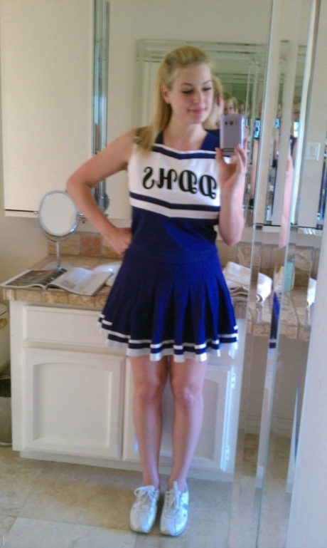 Blonde authentic Danielle takes non artistic selfies of her daily life