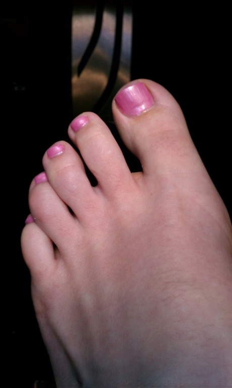 Blonde authentic Danielle takes non artistic selfies of her daily life