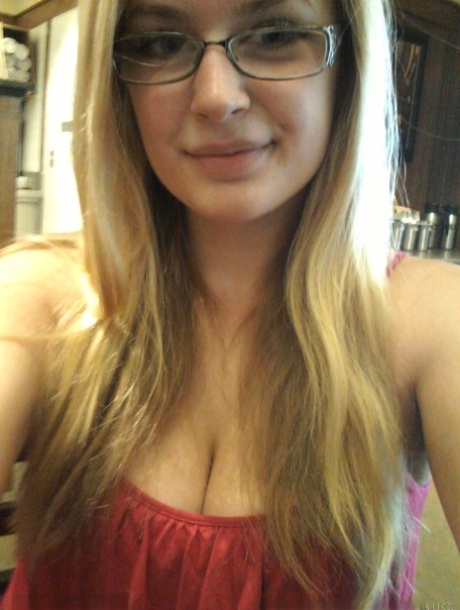 Blonde authentic Danielle takes non artistic selfies of her daily life