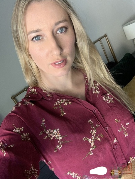 Alluring blonde Riley Reyes shows off her big booty & her natural breasts