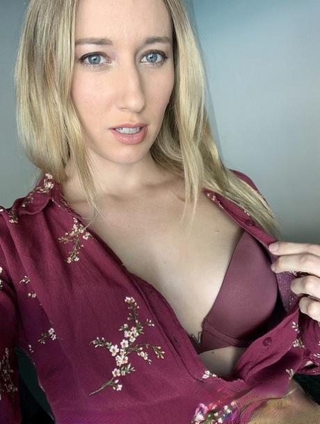 Alluring blonde Riley Reyes shows off her big booty & her natural breasts