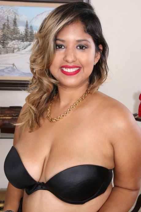 Chubby Latina Jamie Hernandez unveils her big saggy tits & her furry muff